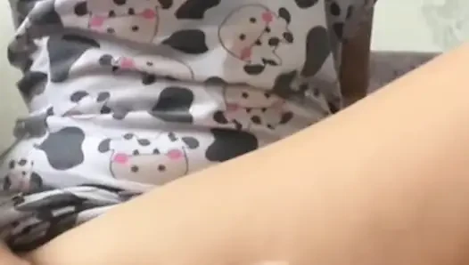 Eve meme uçlarım dik olarak geldi, beni okşuyor! Gerçek ev yapımı video