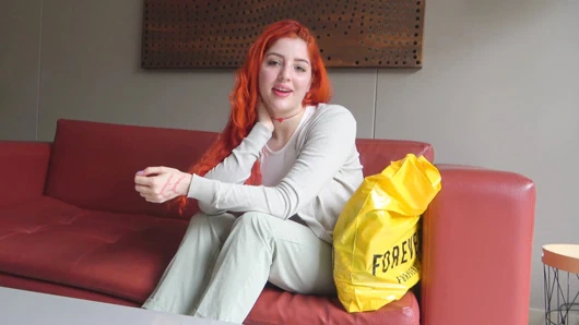 Sevimli solgun kızıl saçlı amatör latin sahte oyuncu seçmelerinde Amerikalı tarafından sikiliyor!