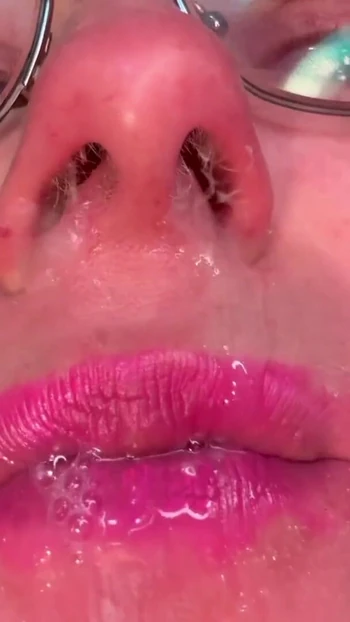 Эпический момент из "Унижение моего лица со слюной, соплями и шлепаньем, покажи мою глотку и нос"