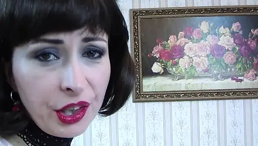 Boşalma oyunu, dildo ve gerçek naylon çorapların yer aldığı fetiş gösterisi.