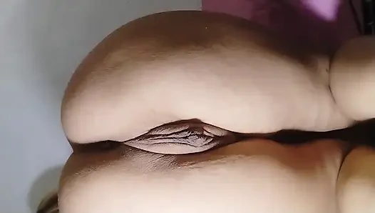 Bir fahişe evde tek başına kendini sikiyor