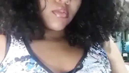 Ateşli latin orta yaşlı seksi kadın muz emiyor