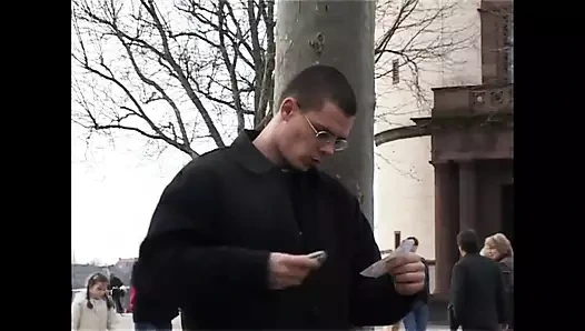 Büyük yaraklı maço adam latin götünü sikiyor