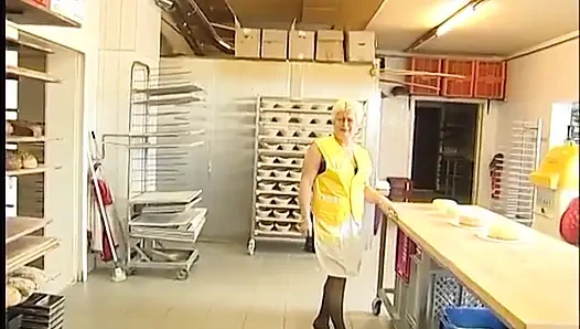 Olgun sürtük ve genç lezbiyenler yemek kavgasında