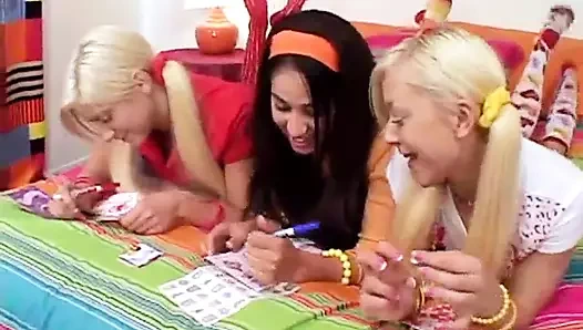 Küçük laney yalıyor klitoris içinde tüm kız üçlü