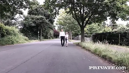 Gina Gerson sıska minyon vücudunu harika anal seksle işe sokuyor