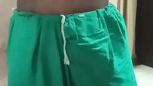 Tamil kadın kocasının önünde kıyafetlerini çıkarıyormuş gibi yapıyor