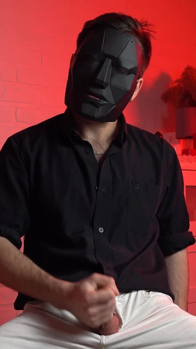 Maskeli yakışıklı adam Noel Dero sapık porno izliyor ve mastürbasyon yapıyor. Genç bir adamın yüksek sesle inliyor ve orgazmı. | Klip 1