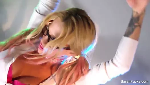 Busty bebek sarah bir kız öğrenci gibi giyinip mastürbasyon yapıyor