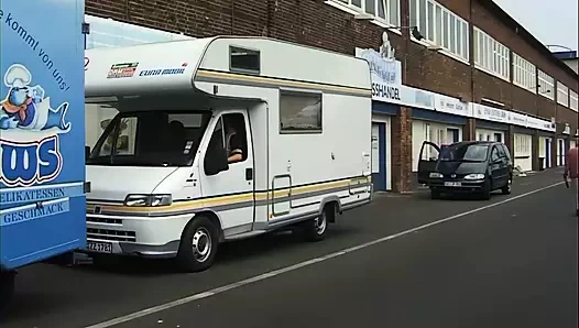 junge brunette mit behaarter pussy wird im wohnmobil von zwei typen gefickt