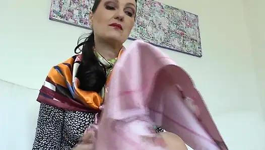 Parlak saten eşarplarım seni azdıracak! Lady Victoria Valente