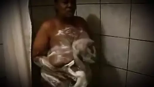 Büyükanne canavar testisini yıkıyor