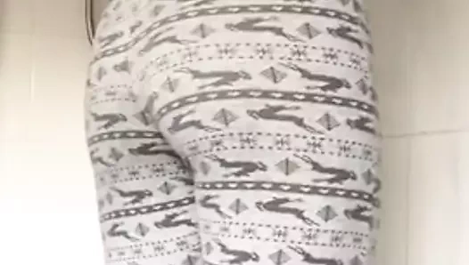 güzel bebeğim içinde siyah üst ayakta pijama pantolon işemek