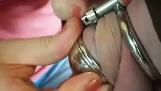 küçük bekaret cihazında kilitleyin