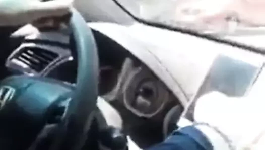 chupando a rola com carro em movimento