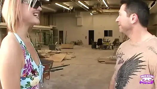 Land lady porno yapımcısının kirasını düşürmek için sert porno çekiyor