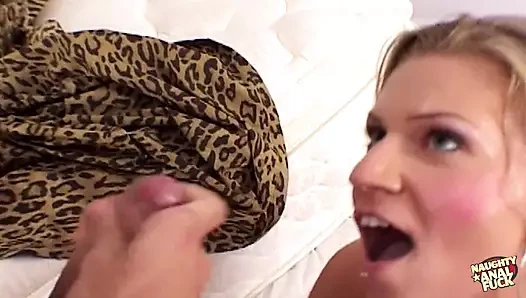 Büyük memeli sürtük sarışın götten parmaklanıyor ve sonra anal sikiliyor