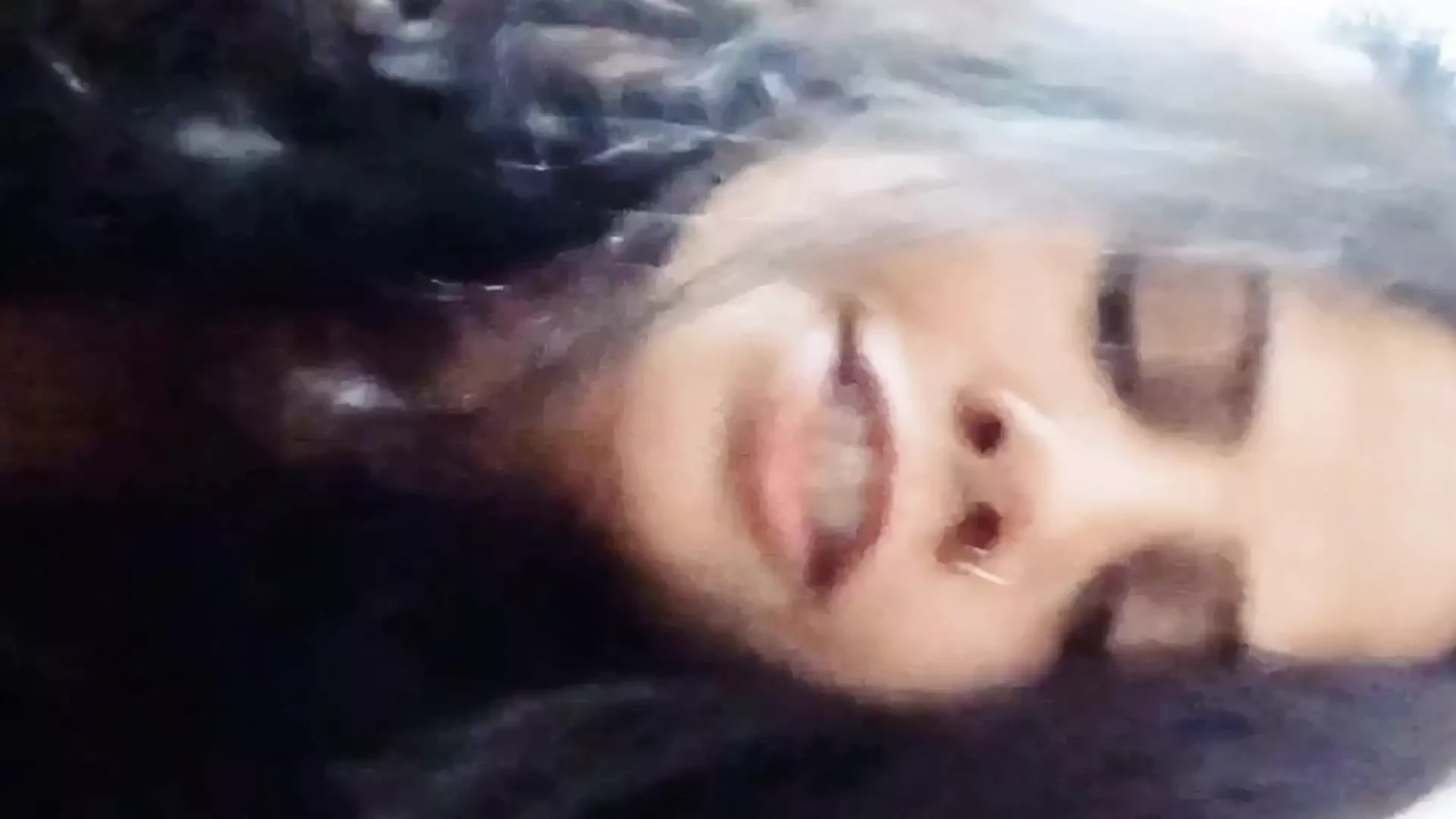 Latika üvey erkek kardeşinin büyük yarağına sert zıplıyor