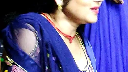 Tombul bayanlar dansçı kirli işaretler yapıyor.