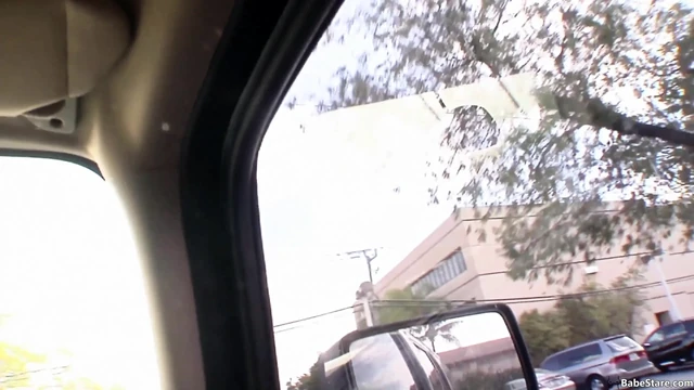 Taze yüzlü genç kız döl yutarken yüzüne boşaltıyor