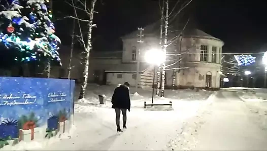 Kış yürüyüşü. Eteksiz naylon taytla yılbaşı gecesi yürüyüşü