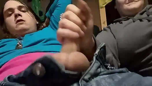 Elle muamele saksoya dönüşüyor ve çok hızlı boşalıyor