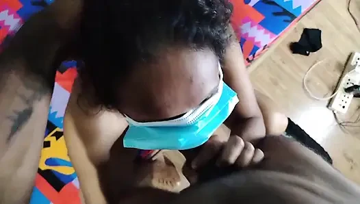 Üvey erkek kardeşim ve ben amımı okşuyor