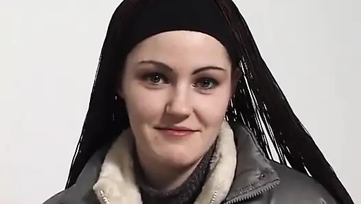 Genç öğrenci vücudunu göstermek için kıyafetlerini çıkarıyor