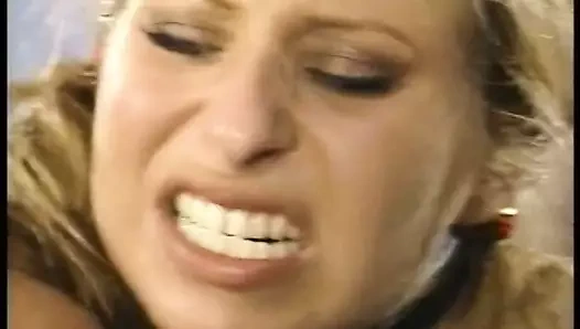 O iki sporcuyu sikiyor ve belası için yüzüne yapış yapış oluyor