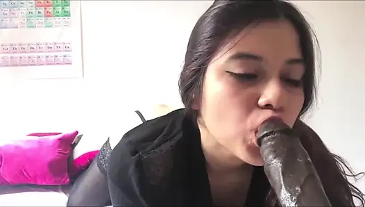 Topuklu Ayakkabılarla Ve Tamamen Siyahla Seni Bekliyorum