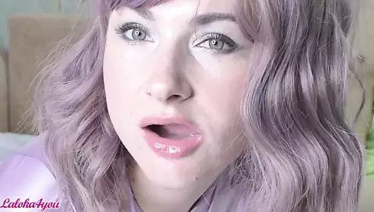 Güzel kadın tutkuyla emmek horoz ve kırlangıçlar boşalmak