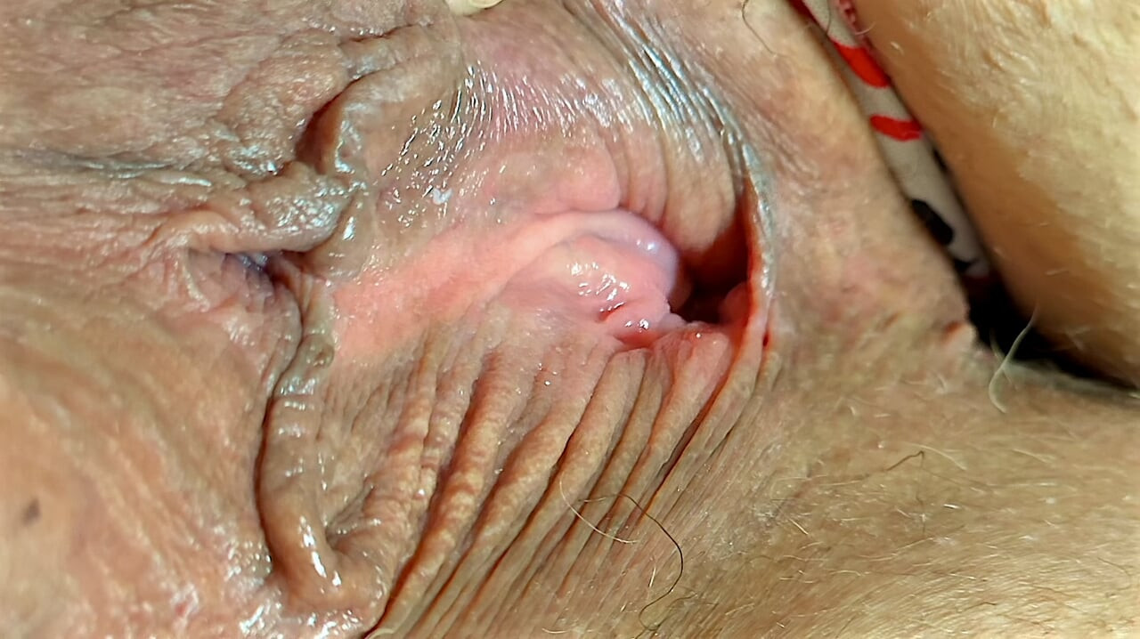 Büyük götlü beyaz nine seksi külotlu egzersiz yapıyor - iri güzel kadın ssbbw teşhir ediyor ve şişman götünü gösteriyor - etli amcık yakın çekim