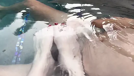 Havuzda ayakla mastürbasyon ve sualtı boşalması