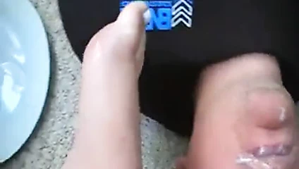 karısının ayaklarından yemek yemek