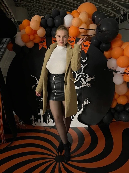 teen kız yapar striptiz içinde onu üniforma okuldan sonra