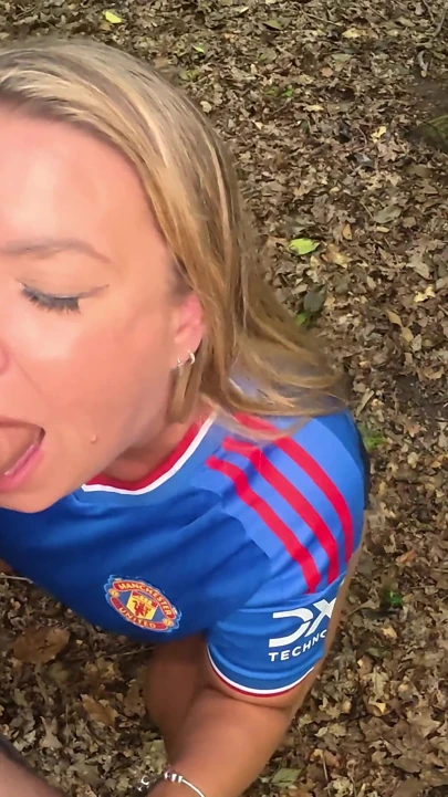 Maisie Lewis araba sürerken beni arabasında mastürbasyon yapıyor!