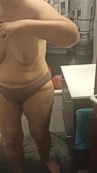 Benim tombul sarkık kızıl saçlı karım kuru saç