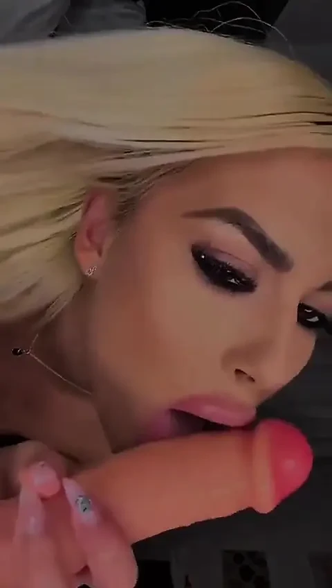 Bu gece beni eğlenceli hissederek çıplak amcık ve götle oyuncaklarla alay ediyor ve oynuyor ve lezzetli sakso