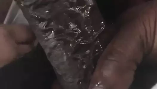 Açık tenli nitelikli yarak emici ağzına boşalana kadar beni boğazlıyor. Ağzını nasıl çalıştığını biliyorsun becerileri var