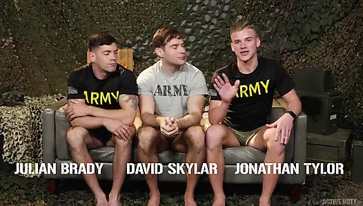 Activeduty - göt paketleme askerleri büyük yaraklı adam tarafından sert sikiliyor