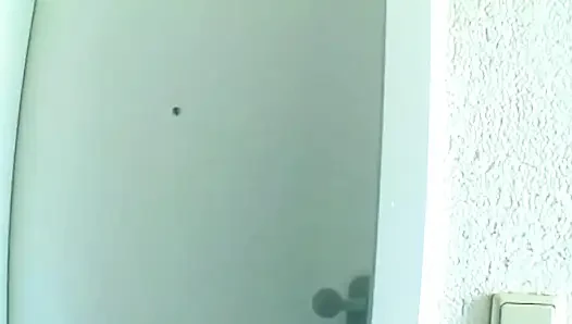 Sarışın kıllı amcığını yalatıyor ve büyük memelerini emdiriyor