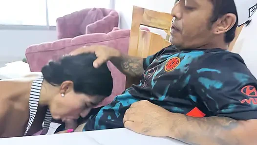 Yarak cücesi büyük götlü orta yaşlı seksi kadını parçalıyor ve fışkırtana kadar onu sütle dolduruyor