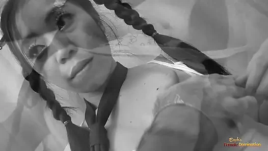 Çekici Asyalı tatlı kız kıllı vajinasını siktirmek için eğiliyor