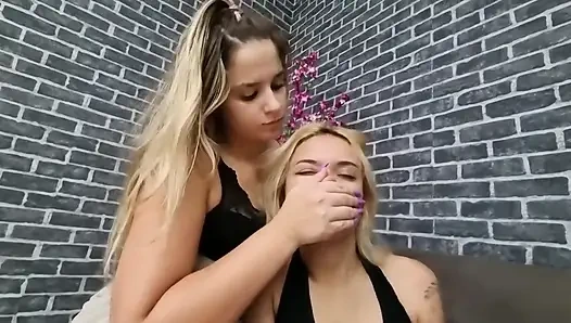 Eller dövüşü - mükemmel güçlü ellere sahip iki blone hatun