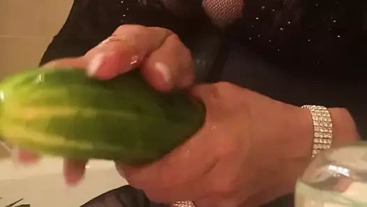 Latin milf salatalık ile oynuyor. sulu kedi eşek brezilya