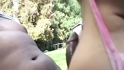 Sarışın orta yaşlı seksi kadın zonklayan büyük zenci yarağını gırtlağına kadar alıyor açık havada sırıklam
