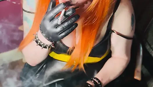 Kızıl saçlı Tina Snua deri elbise ve eldiven giyerek aynı anda 2 sigara içiyor