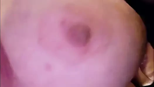 Aşağıdan güzel zıplayan göğüsler!