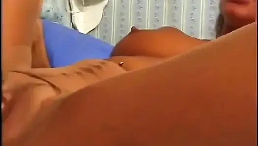 Genç kız göt deliğini siktiriyor