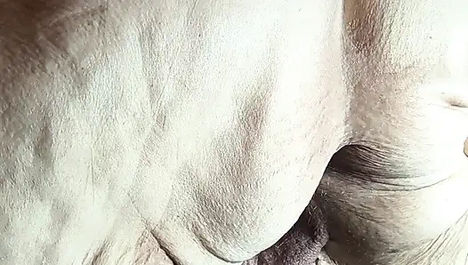 Bu edepsiz kaltak onu domaltarak işemek zorunda kaldı ve acımasız canavar yarağına fışkırtıyor